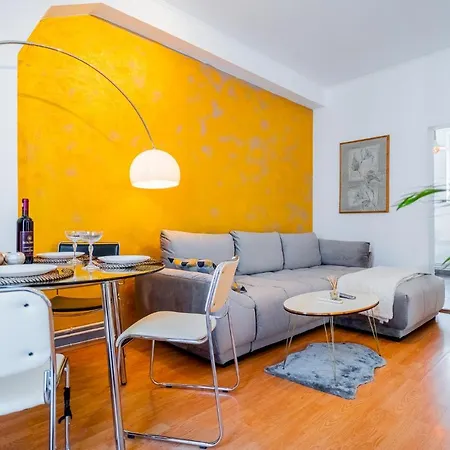 Prime Location With Breathtaking Architectural Views Apartment *